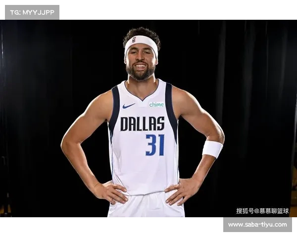 克莱复出亮相训练场,进口背心成球迷新宠! 克莱复出亮相训练场,进口背心成球迷新宠!